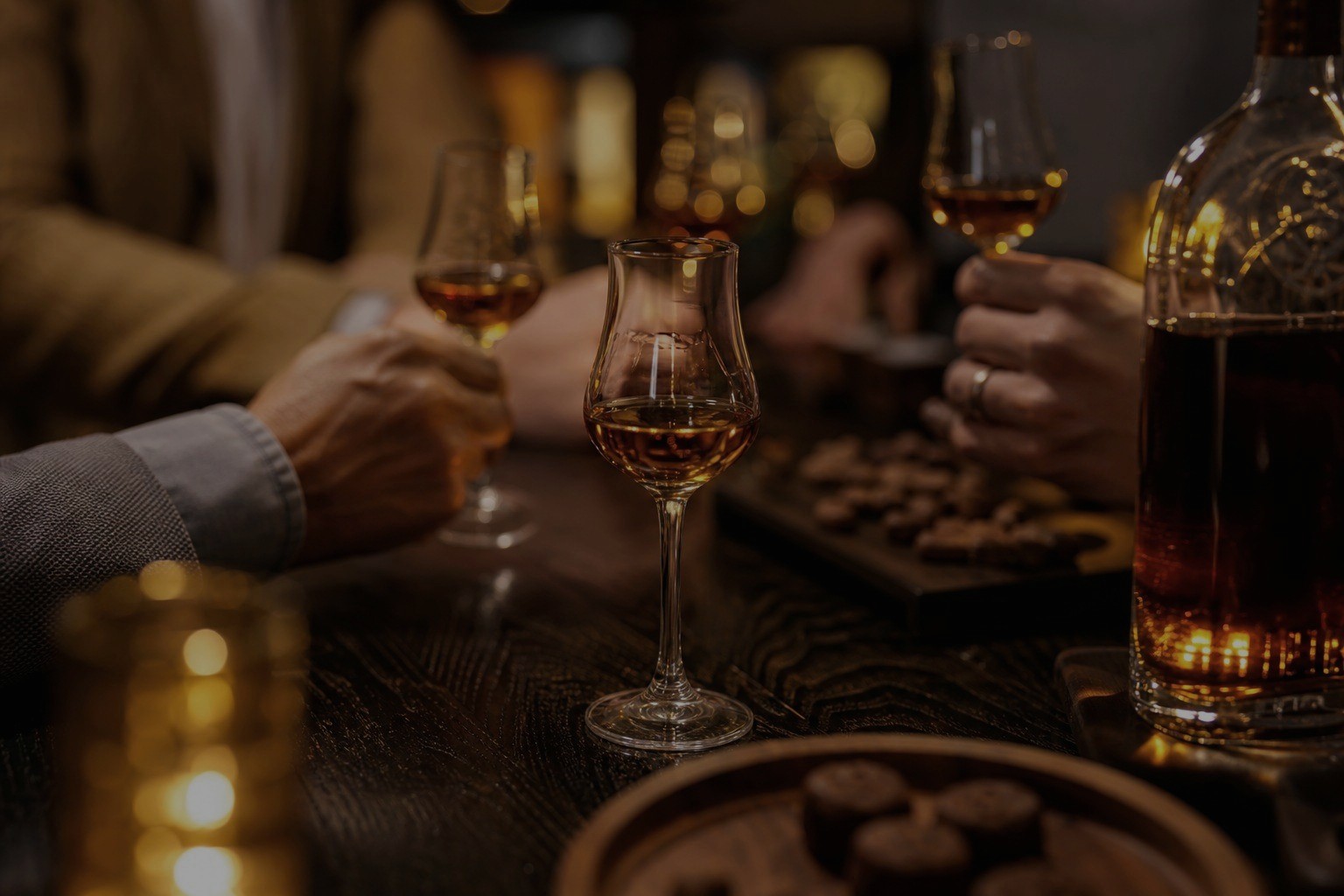 Dégustation entre amis, verres tulipe trinquant