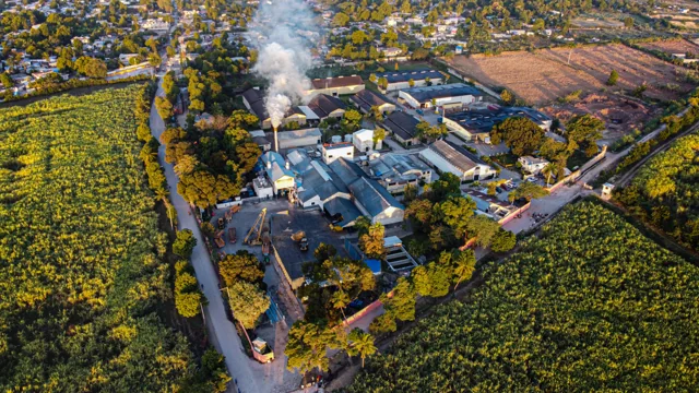 Vue aérienne de la distillerie Barbancourt